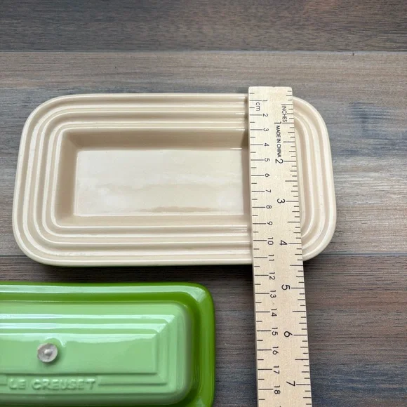 Le Creuset Covered Butter Dish, Green and Off White 1/4 lb Stick (BROKEN HANDLE) - Picture 7 of 8